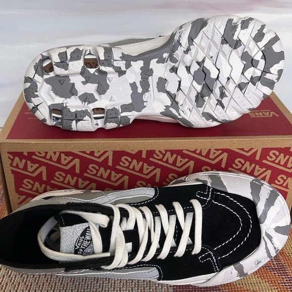 Vans WMNS Sk8-Hi Tapered
Moon Rocks Black/Reflective
VN0A7Q5TBRF
Sneakers - Picture 3 of 16